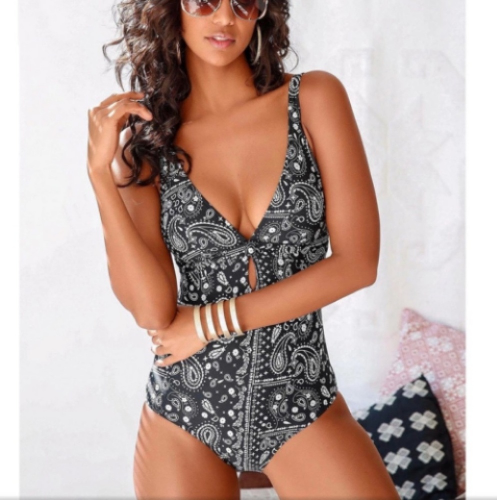 BLACK & WHITE PAISLEY ONE PIECE